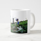 Fubby's bij een molen planten een krokus bol. ジャンボコーヒーマグカップ (正面右)