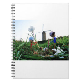 Fubby's bij een molen planten een krokus bol. ノートブック