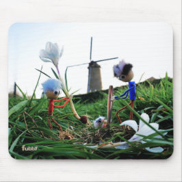 Fubby's bij een molen planten een krokus bol. マウスパッド