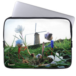 Fubby's bij een molen planten een krokus bol. ラップトップスリーブ