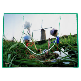 Fubby's bij een molen planten een krokus bol. ラージペーパーバッグ