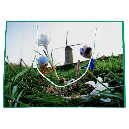 Fubby's bij een molen planten een krokus bol. ラージペーパーバッグ (正面)