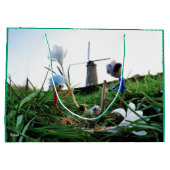 Fubby's bij een molen planten een krokus bol. ラージペーパーバッグ (裏面)