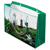 Fubby's bij een molen planten een krokus bol. ラージペーパーバッグ (裏面アングル)