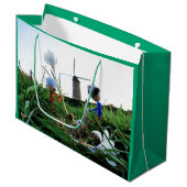 Fubby's bij een molen planten een krokus bol. ラージペーパーバッグ (正面アングル)