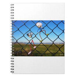 Fubby's die een hek beklimmen. ノートブック