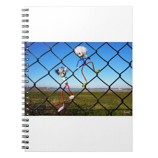 Fubby's die een hek beklimmen. ノートブック (正面)