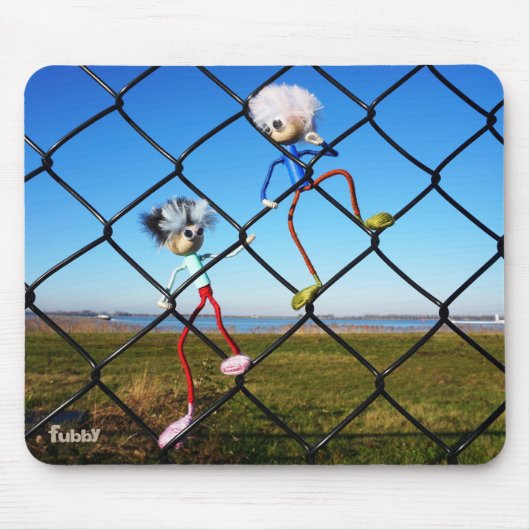 Fubby's die een hek beklimmen. マウスパッド (正面)
