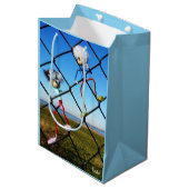 Fubby's die een hek beklimmen. ミディアムペーパーバッグ (正面アングル)