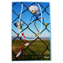 Fubby's die een hek beklimmen. ミディアムペーパーバッグ