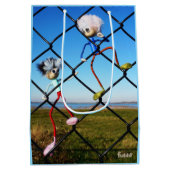 Fubby's die een hek beklimmen. ミディアムペーパーバッグ (裏面)