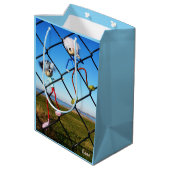 Fubby's die een hek beklimmen. ミディアムペーパーバッグ (裏面アングル)