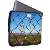 Fubby's die een hek beklimmen. ラップトップスリーブ (正面右)