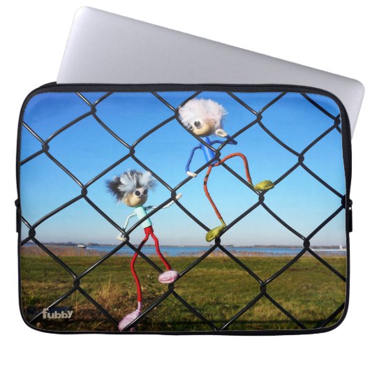 Fubby's die een hek beklimmen. ラップトップスリーブ (正面)