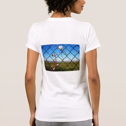 Fubby's die een hek beklimmen. tシャツ (裏面)