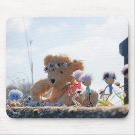 Fubby's die madeliefjes naar een Beer brengen. マウスパッド