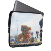 Fubby's die madeliefjes naar een Beer brengen. ラップトップスリーブ (正面右)