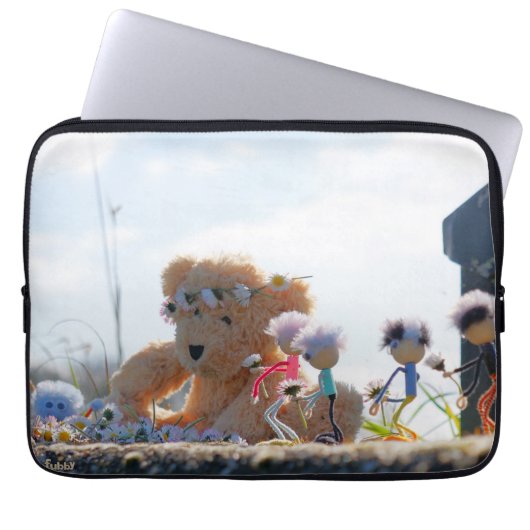 Fubby's die madeliefjes naar een Beer brengen. ラップトップスリーブ (正面)