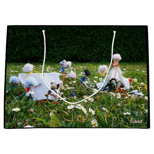 Fubby's die met vakantie kamperen. ラージペーパーバッグ (正面)