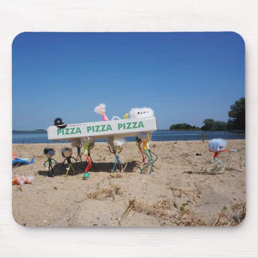 Fubby's die op het strand een pizza stelen. マウスパッド (正面)