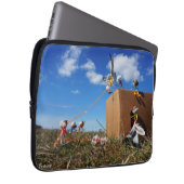 Fubby's die spelen met veren en vliegen. ラップトップスリーブ (正面右)