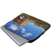 Fubby's die spelen met veren en vliegen. ラップトップスリーブ (正面下部)