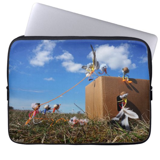 Fubby's die spelen met veren en vliegen. ラップトップスリーブ (正面)