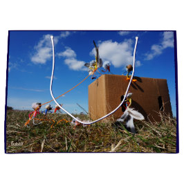 Fubby's die spelen met veren en vliegen. ラージペーパーバッグ