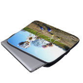 Fubby's in natuur met madeliefjes. ラップトップスリーブ (正面下部)