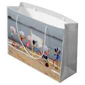 Fubby's spelen beach volleybal op het strand. ラージペーパーバッグ (裏面アングル)