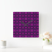 Fuchsia Geotech: A Vibrant Abstract Geometric Text スクエア壁時計 (ホーム)