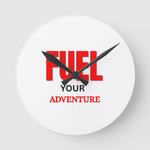 Fuel Your Adventure – アウトドア オートバイ タイポグラフィ ラウンド壁時計