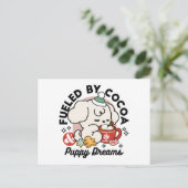 Fueled by Cocoa and Puppy Dreams – Cute Winter Dog シーズンポストカード (スタンド正面)