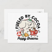 Fueled by Cocoa and Puppy Dreams – Cute Winter Dog シーズンポストカード (正面/裏面)