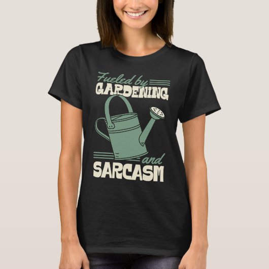 Fueled By Gardening And Sarcasm Sassy Gardener Tシャツ (正面)