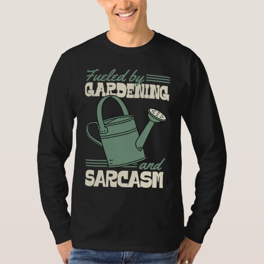 Fueled By Gardening And Sarcasm Sassy Gardener Tシャツ (正面)