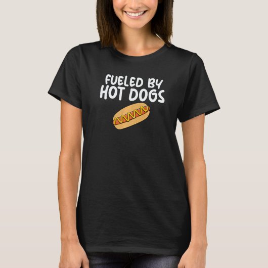 Fueled By Hot Dogs Fun Slogan for Sausage Enthusia Tシャツ (正面)