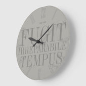 Fugit Irreparabile Tempus ラージ壁時計 (傾斜)