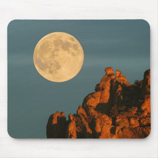 Full Moon | Basalt Cliffs Smith Rock State Park マウスパッド (正面)