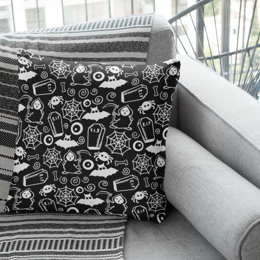 Fun Bat Pattern for Halloween クッション