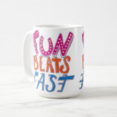 Fun Beats Fast コーヒーマグカップ (正面左)