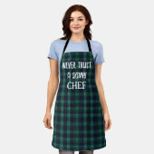 Fun Chef Quote On Green and Blue Tartan Plaid エプロン (着用した状態)