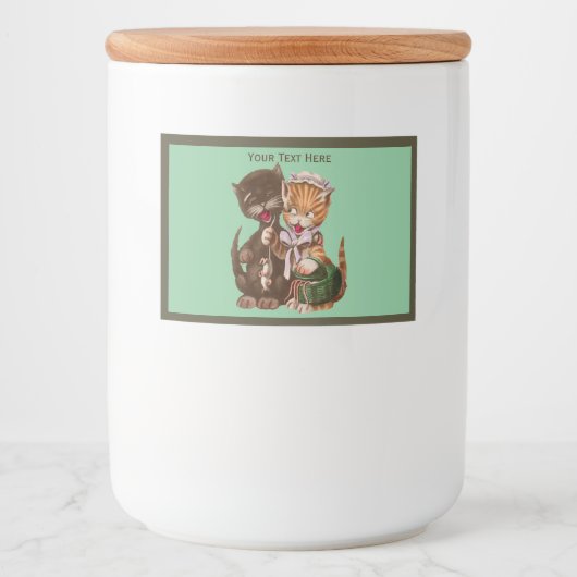 Fun Lady Cat Giving Rats to Male Cat on Green フードラベル (正面)