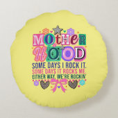 Fun Rockin Motherhood word art ラウンドクッション (裏面)
