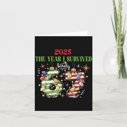 Funny 2025 The Year I Survived Barely 67 Christmas カード (正面)