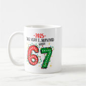 Funny 2025 The Year I Survived Barely 67 Christmas コーヒーマグカップ (左)