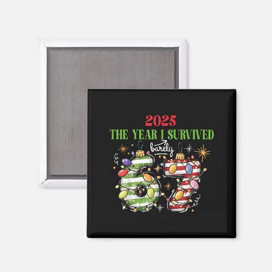 Funny 2025 The Year I Survived Barely 67 Christmas マグネット (正面/裏面)