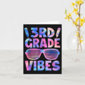 Funny 3rd Grade Vibes Tie Dye Back To School First カード (黄色い花)