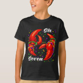 Funny 67 Mardi Gras Crawfish Meme 6 7 Beads Six Se Tシャツ (正面)