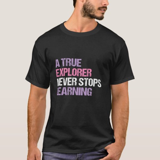 Funny A True Explorer Never Stops Learning Motivat Tシャツ (正面)